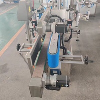 Machine d'étiquetage automatique de type linéaire pour bouteilles rondes, carrées et plates, avec étiquettes autocollantes