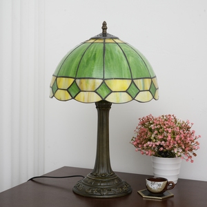 Lampu Meja Kaca Patri Modern 12x19" Hijau Lampu Dekoratif Lampu Baca Samping Tempat Tidur untuk Ruang Tamu Kamar Tidur Kantor Lampu Belajar - Product Image 4