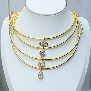 Collier ras du cou de luxe tendance en laiton plaqué or 18 carats avec pendentif en cristal taillé et facetté, bijou pour femme, cadeau - Product Image 1