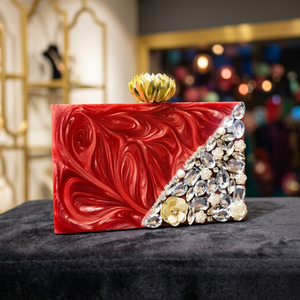 Pochette de soirée de luxe en résine marbrée rouge avec fermoir floral doré, ornée de strass et de perles, style unique, dernière collection - Product Image 1