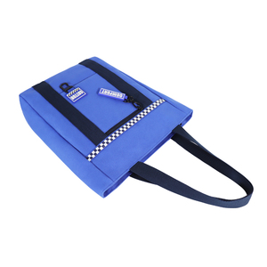 Sac fourre-tout en toile bleue avec anses noires et détails à carreaux, étiquette en coton confortable, matière 600D - Product Image 5
