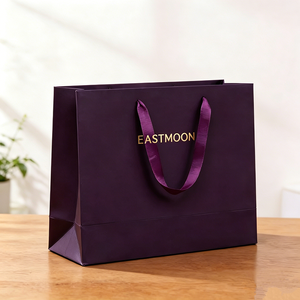 Sacs shopping élégants en papier mat <span class=keywords><strong>lavande</strong></span> avec logo <span class=keywords><strong>personnalisé</strong></span> estampé or, poignée torsadée, sacs d'emballage pour boutiques et commerces de détail - Product Image 2
