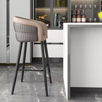 Tabouret de bar de luxe à hauteur de comptoir avec siège en similicuir et pieds en métal noir pour bar commercial et restaurant