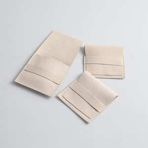 Pochette à bijoux en microfibre de velours personnalisée avec rabat et matelassage pour le rangement et l'emballage des bagues et des accessoires - Product Image 1