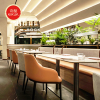 Ensemble de meubles de restaurant de luxe équipés de tabourets de bar, chaises de salle à manger en cuir, tables de bar et bancs.
