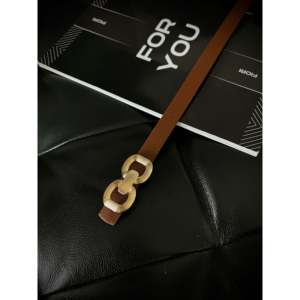 Cinturón de mujer con doble hebilla Fiori, estilo casual de aleación de metal, correa de cuero marrón - Product Image 2