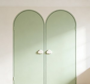 Nouvelle armoire pour enfants en vert pastel, design à portes battantes autoportantes avec niche cintrée et poignées en forme de nuage - Product Image 3