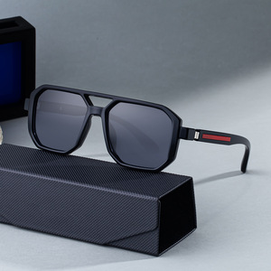 Nuevas Gafas de Sol Polarizadas con Marco Cuadrado para Hombre, Protección UV400, Lentes TAC de Plástico y Metal Negro, Protección Solar para Conducir al Aire Libre - Product Image 4