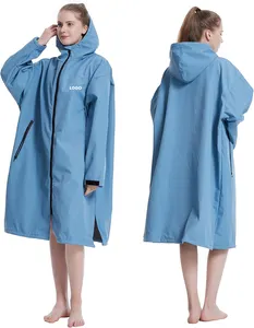 Quantité minimale de commande bas personnalisé en gros manteau d'hiver imperméable parka de bain ligne polaire avec fermeture à glissière complète doublure polaire haut de plage poncho de surf