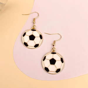 Boucles d'oreilles créatives au design football, en alliage de zinc plaqué or, durables et polyvalentes, accessoire unisexe pour les fans de <span class=keywords><strong>sport</strong></span> et les soirées. - Product Image 3