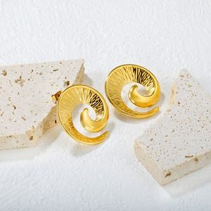 Boucles d'oreilles créoles en acier inoxydable plaqué or 18 carats, texture épaissie, motif corne de vache, bijoux géométriques tendance, boucles d'oreilles créatives en spirale - Product Image 6