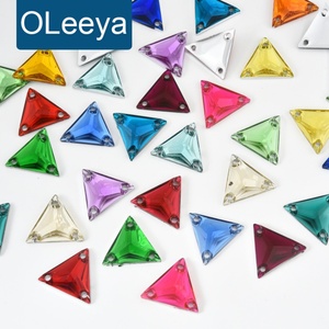 OLeeya Vente en gros de cristaux à coudre en résine triangulaires de 12 mm, 16 mm, 22 mm, strass à dos plat à coudre pour accessoires vestimentaires - Product Image 1