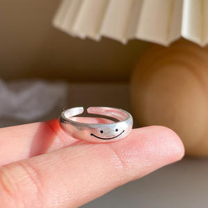 Anillo de Plata Pura S925, Diseño Coreano de Nicho, Estilo Lujoso y Ligero, Acabado Esmerilado, para Cara Sonriente, Simple, Moderno y Versátil - Product Image 1