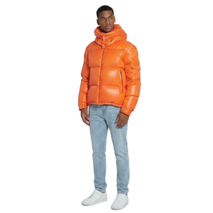 Blouson matelassé brillant orange pour homme, doudoune d'hiver en nylon brillant à capuche avec poches utilitaires sur les manches, blousons matelassés brillants pour homme - Product Image 1