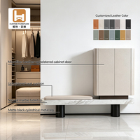 Aparador Moderno de 2 Puertas con Textura de Cuero, Diseño Flotante, Base de Madera Blanca Crema para Sala de Estar o Pasillo