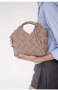 Bolso de Mano de Diseño Casual para Mujer, Tejido en Piel Vacuna, Estilo Lujoso y Exclusivo, con Cadena Cruzada y Correa para el Hombro - Product Image 4