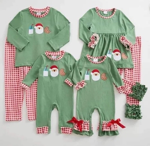 Conjunto Navideño para Niño con Bordado de Santa Claus Verde, Galletas de Leche y Cuadros Rojos - Product Image 1