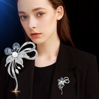 Broche Fleur en Cristal Bleu XILIANGFEIZI Tendance pour le Quotidien, Accessoire Vestimentaire en Perle Naturelle pour Femme