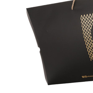 Carpeta Personalizada de Alta Gama Reutilizable, Ecológica y Reciclable con Lámina Dorada/Plateada en Relieve, Laminación Mate, Asa e Impresión de Logotipo - Product Image 5