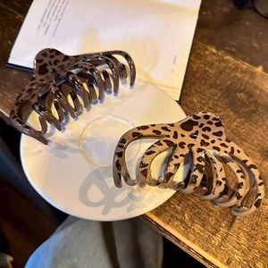 Autumn and Winter New <strong>Leopard</strong> Print Hair <strong>Claw</strong>, High-end Feel, Back-of-head Updo Shark Clip Hair Accessory - Product Image 2
