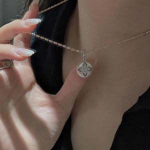 เวนชี เอส 925 จี้ดอกไม้เล็กๆ ทำจากเงินแท้ ดีไซน์ฝรั่งเศสยุคกลางสุดหรูหรา สไตล์เรียบง่ายทันสมัย ลวดลายแกะสลักแบบโปร่ง ผลิตในจีน - Product Image 2