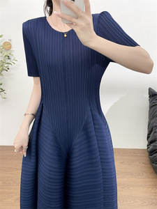 Robe plissée à col rond et manches courtes Miyake pour femme, décontractée, confortable, taille ajustée, longue, élégante, rajeunissante - Product Image 4