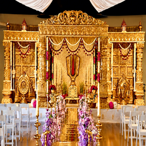 Mandap de mariage doré sculpté Ganesha Royal, Mandapam traditionnel du sud de l'Inde avec piliers sculptés, Mandap en fibre exclusif pour les mariages aux États-Unis - Product Image 1