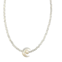 Collier de perles d'eau douce raffiné élégant pour femmes Simple plaqué or motif de forme de lune accessoire à la mode