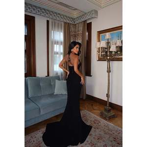 Vestido de noche negro con abertura, tirantes, perlas, lentejuelas, cuello alto, corte imperio, largo hasta el suelo y decoración drapeada. - Product Image 1