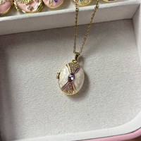HX0093 Nouveau pendentif en forme de cœur en perle dans une boîte ovale ouverte et fermée. Peinture à l'huile colorée sur coquille de conque, collier en or 18 carats, bijoux de couleur rapide