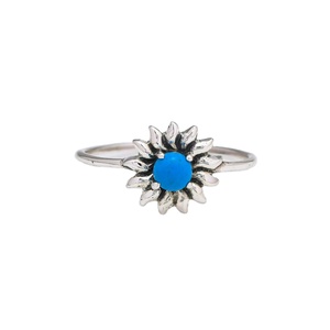 Turquoise Aurora Flora Ring giới thiệu một viên đá tròn màu ngọc lam quyến rũ ở trung tâm của nó họa tiết hoa tuyệt đẹp - Product Image 1