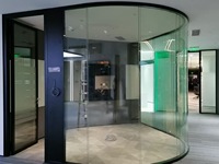Cloison en verre ronde ultra-transparente au design moderne et courbé pour centre commercial, salle de sport et école