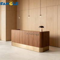 Comptoir de réception de luxe en acier inoxydable pour salon de coiffure et institut de beauté, avec finition grain de bois, petit bureau d'accueil doré pour formation en esthétique