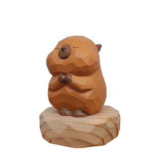 Scultura da Tavolo in <span class=keywords><strong>Legno</strong></span> Rustico Intagliato a Mano: Capibara Cartoonesco Portafortuna - Product Image 1