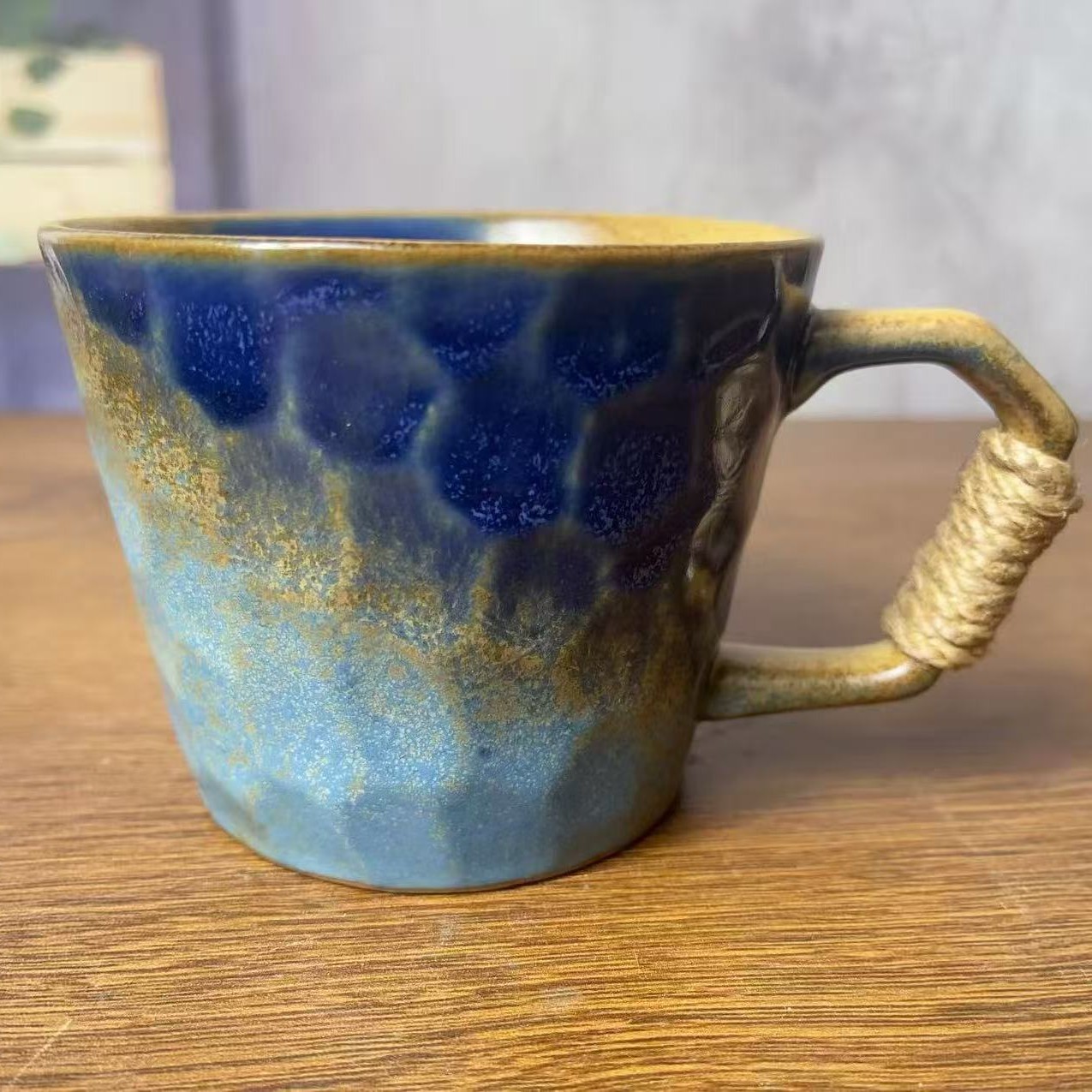 Tasse à café bleue 350 ml avec large ouverture et cordon de serrage.