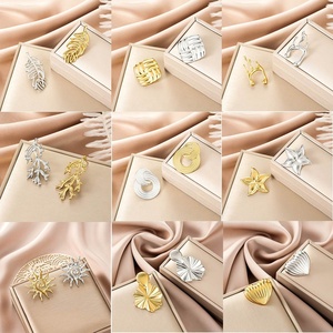 Pendientes de botón de oro para mujer, con textura de corazón, hoja y flor, de acero inoxidable, geométricos exagerados, modernos, chapados en oro de 14K, personalizados para fiesta - Product Image 5