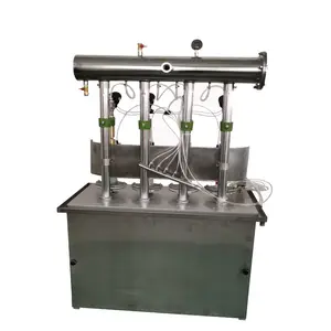 Yarı otomatik 4/6 kafaları Soda köpüklü su CO2 karbonatlı içecek içecek şişesi sıvı dolum makinesi