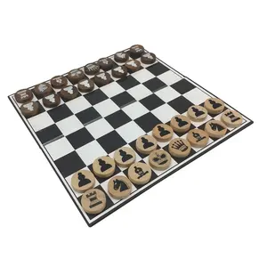 折叠迷你象棋游戏设置与纸板