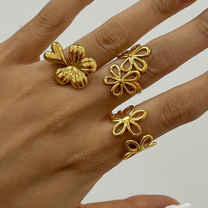 Bague en acier inoxydable plaqué or 18 carats en forme de fleur, design ajouré réglable, bijou unisexe, cadeau - Product Image 2