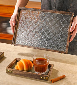 Plateau rectangulaire vintage en <span class=keywords><strong>verre</strong></span> et bois avec poignées, motif bégonia en relief, pour desserts, cérémonies du thé, dîners, personnalisable, style <span class=keywords><strong>maison</strong></span> de charpentier ancien - Product Image 1