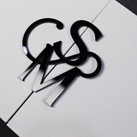 Invitation à couverture rigide de présentation blanche populaire avec carte en acrylique noir et étiquette monogramme pour décor d'invitations de mariage