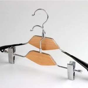 Perchas de <span class=keywords><strong>madera</strong></span> y metal de lujo para niños Ropa de bebé Falda Percha para pantalones con clips Balcón Uso de un solo nivel - Product Image 4