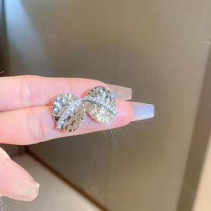 Boucles d'oreilles clous en argent tibétain avec strass en cristal, taille brillant ronde vintage, sertissage griffe, bijoux de mode unisexe - Product Image 5