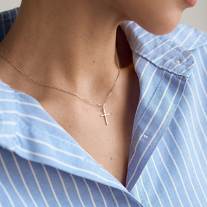 Collar con Colgante de Cruz Religiosa Minimalista de Acero Inoxidable Chapado en Oro de 18K Clean Fit para Mujer - Product Image 4