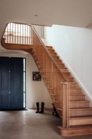 Escalier intérieur flottant, marches en bois massif, support métallique, balustrade en verre pour la rénovation de la maison