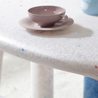 Ensemble table et chaises pour enfants ModHomi en plastique moderne, motif confettis, bureau d'activités pour enfants pour salle de jeux, maternelle