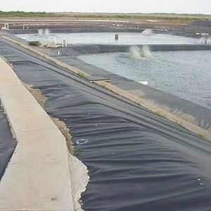 Géomembranes HDPE pour l'ingénierie de la conservation de l'<span class=keywords><strong>eau</strong></span> Applications anti-UV écologiques pour barrages et étangs Utilisation dans les fermes de crevettes/poissons - Product Image 1