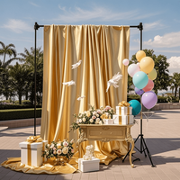 Rideau de fond en satin champagne adapté pour les mariages