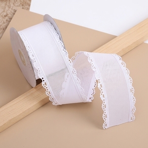 Cinta <span class=keywords><strong>de</strong></span> poliéster y lino OKAY <span class=keywords><strong>de</strong></span> 63 mm (2.5 pulgadas) blanca, sólida, <span class=keywords><strong>de</strong></span> una sola cara, con borde festoneado. - Product Image 4