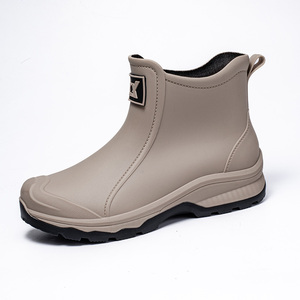 Venta al por mayor Hombres Botas de lluvia al aire libre Antideslizante Moda Adulto Botas de goma cortas Cómodo PVC Botas de lluvia - Product Image 1